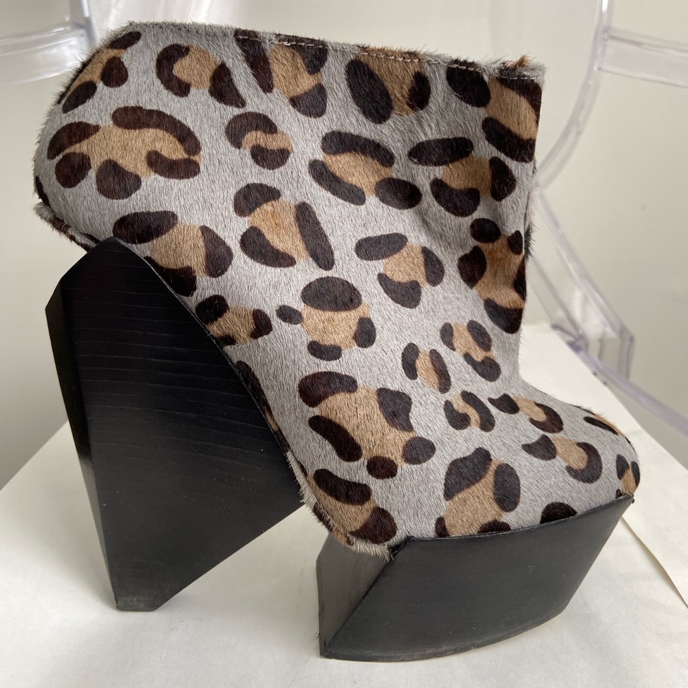 Senso Diffusion Delilah platform ankle boots in grey leopard pony design.